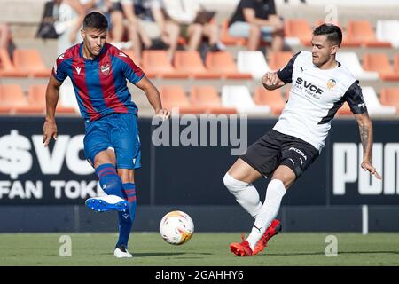 Valencia, Spanien. Juli 2021. Spieler in Aktion während des Vorsaison-Freundschaftsspiels zwischen Valencia CF und Levante UD im Estadio Antonio Puchades in Valencia, Spanien. (Kredit: Indira) Gutschrift: DAX Images/Alamy Live News Stockfoto