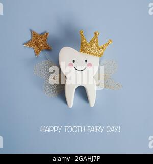Nationaler Tag Der Zahnfee. Kinder haben eine Fee. Niedlicher Zahn mit Flügeln, Krone und Zauberstab. Stockfoto