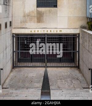 PAR, FRANKREICH - Jul 08, 2021: Ein geschlossenes Theatertor eines Auditoriums mit vorübergehender Beschilderung wegen COVID19 Stockfoto