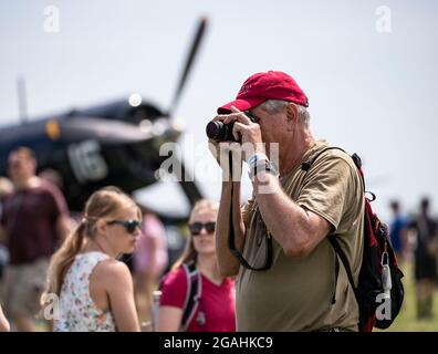 Wisconsin, USA. Juli 2021. Oshkosh, die EAA AirVenture, eine jährliche Flugshow, die Luftfahrtenthusiasten zusammenführt. August 2021. Ein Mann macht Fotos bei der Experimental Aircraft Association (EAA) 'AirVenture 2021' in Oshkosh, Wisconsin, USA, 30. Juli 2021. Die EAA AirVenture, eine jährliche Flugschau, die Luftfahrtenthusiasten zusammenführt, findet vom 26. Juli bis 1. August 2021 statt. Kredit: Joel Lerner/Xinhua/Alamy Live Nachrichten Gutschrift: Xinhua/Alamy Live Nachrichten Stockfoto