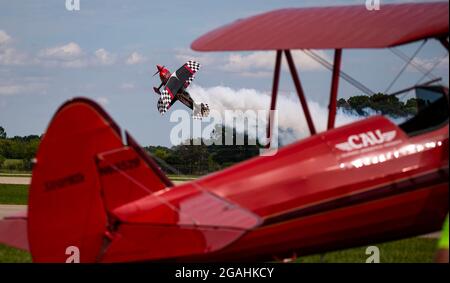 Wisconsin, USA. Juli 2021. Oshkosh, die EAA AirVenture, eine jährliche Flugshow, die Luftfahrtenthusiasten zusammenführt. August 2021. Das Flugzeug fliegt seitwärts und diagonal zu Boden bei der Experimental Aircraft Association (EAA) 'AirVenture 2021' in Oshkosh, Wisconsin, USA, 30. Juli 2021. Die EAA AirVenture, eine jährliche Flugschau, die Luftfahrtenthusiasten zusammenführt, findet vom 26. Juli bis 1. August 2021 statt. Kredit: Joel Lerner/Xinhua/Alamy Live Nachrichten Gutschrift: Xinhua/Alamy Live Nachrichten Stockfoto