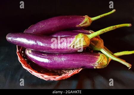 Malang, Indonesien - 26. Juni 2021 : einige violette Auberginen auf einem Bambuskorb Stockfoto