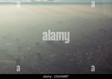 Bangkok Stadt Vogelperspektive aus einem Flugzeug aufgenommen, dass Flug in einem Morgen mit wärmenden Farbe des Sonnenaufgangs und etwas Schatten von Wolken Foto kann einige n hatte Stockfoto