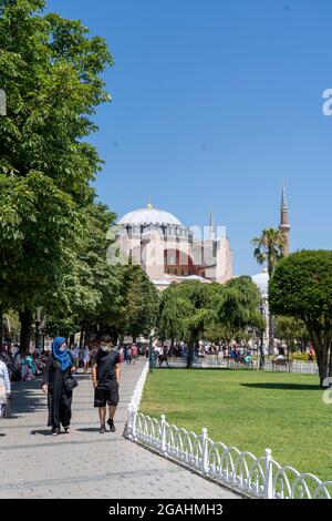 Türkei Istanbul 28.07.21 Hagia Sophia.Heilige große Moschee, und früher die Kirche der Hagia Sophia, einer der am meisten besuchten touristischen Orte Stockfoto