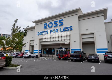 Kirkland, WA USA - circa July 2021: Schräge Ansicht des Äußeren eines Ross Dress für weniger Kleidung an einem bewölkten Tag. Stockfoto