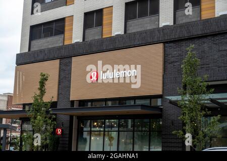 Kirkland, WA USA - ca. Juli 2021: Blick aus der Nähe auf das Äußere eines Sportbekleidungsladens von Lululemon im Einkaufsviertel Totem Lake. Stockfoto