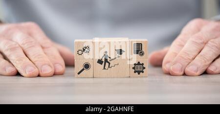 Holzblöcke mit Symbol für Weiterbildungskonzept Stockfoto