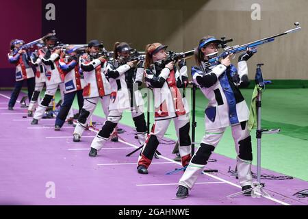 Tokio, Japan. Juli 2021. Schießerei: Olympiade, Vorkampf, Kleinkaliber-Sportgewehr mit drei Positionen 50 m (3 x 40), Frauen, Finale, auf der Asaka Shooting Range. Jolyn Beer (4. Von rechts) aus Deutschland in Aktion. Quelle: Jan Woitas/dpa-Zentralbild/dpa/Alamy Live News Stockfoto