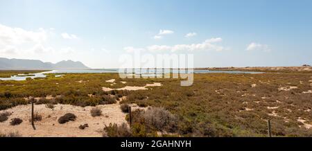 Panoramalandschaft von Las Salinas in Cabo de Gata, Almeria, Andalusien, Spanien. Naturkonzept Stockfoto