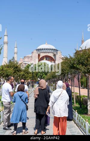 Türkei Istanbul 28.07.21 Hagia Sophia.Heilige große Moschee, und früher die Kirche der Hagia Sophia, einer der am meisten besuchten touristischen Orte Stockfoto