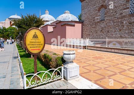 Türkei Istanbul Hagia Sophia. Eingang des osmanischen Hammam neben der Hagia Sophia einer der touristisch meist besuchten Orte für traditionelle Stockfoto