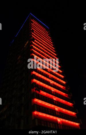 Hochhausfassaden mit LED-Leuchten, die von Philips unter Verwendung der Colour Kinetics Connected Architectural Lighting-Technologie entworfen wurden, Moskau, Russland Stockfoto