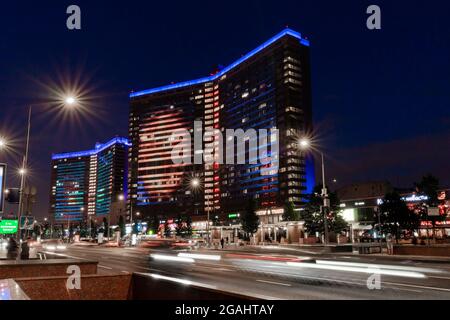 Hochhausfassaden mit LED-Leuchten, die von Philips unter Verwendung der Colour Kinetics Connected Architectural Lighting-Technologie entworfen wurden, Moskau, Russland Stockfoto