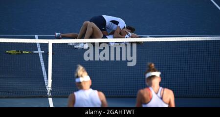 Tokio, Japan. Juli 2021. Laura Pigossi/Luisa Stefani aus Brasilien feiern nach dem Gewinn des Tennis Women's Doubles Bronze Medal Match gegen Veronika Kudermetova/ Elena Vesnina von ROC bei den Olympischen Spielen 2020 in Tokio im Ariake Tennis Park in Tokio, Japan, 31. Juli 2021. Quelle: Dai Tianfang/Xinhua/Alamy Live News Stockfoto