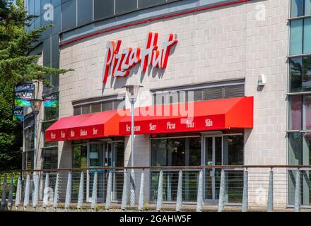 Pizza Hut Store, Pizza Hut Restaurant, Pizza Hut Shop, Pizza Hut auf der Hauptstraße, zum Mitnehmen Pizza, Essen zum Mitnehmen, Fast-Food-Restaurants, fetthaltige Lebensmittel. Stockfoto