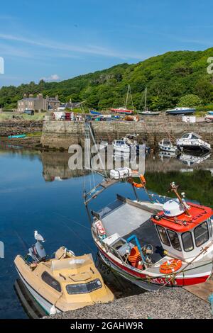 Malerischer Hafen in Dunure an der Küste von Ayrshire in Schottland, Großbritannien Stockfoto