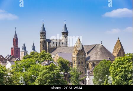 Türme historischer Kirchen in der Skyline von Maastricht, Niederlande Stockfoto