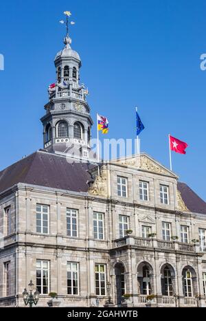 Flaggen auf dem Dach des Rathauses in Maastricht, Niederlande Stockfoto