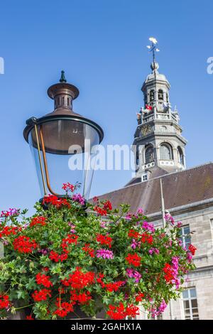 Bunte Blumen vor dem historischen Rathaus von Maastricht, Niederlande Stockfoto