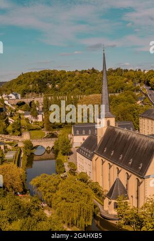 Luxemburg-Stadt, Luxemburg - 28. Mai 2021 - Luftaufnahme der Abtei von Neumünster und des Parks in der Unterstadt Luxemburg, Stadt, Luxemburg Stockfoto