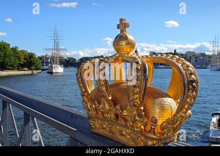 Eine goldene Königskrone auf der Skeppsholmsbron-Brücke in Stockholm, Schweden. Stockfoto