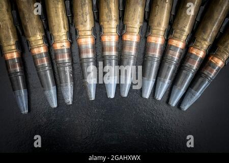 Waffen Patronen Maschinengewehr Gürtel Großkaliber. Kugeln für eine Artillerie Maschinengewehr. Stockfoto