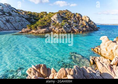 Cala Napoletana, wunderschöne Bucht in La Maddalena, Sardinien, Italien Stockfoto