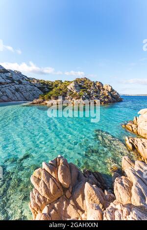 Cala Napoletana, wunderschöne Bucht in La Maddalena, Sardinien, Italien Stockfoto