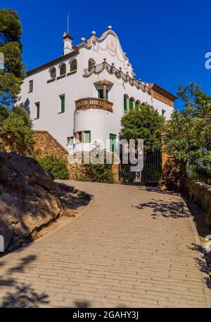 Barcelona, Spanien - 12. April 2021 - die berühmte Casa Trias im Parc Güell Stockfoto