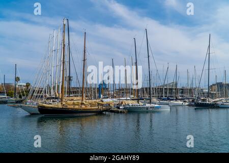 Panoramablick auf den Hafen von Barcelona mit Segelbooten Stockfoto