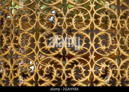 Goldenes Muster, Arabesque Hintergrund, Fenster- und Türstruktur, Stockfoto