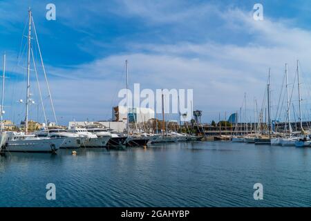 Panoramablick auf den Hafen von Barcelona mit Segelbooten Stockfoto