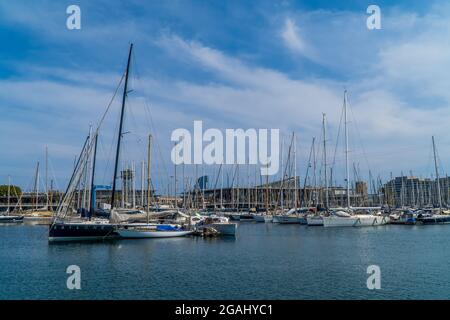 Panoramablick auf den Hafen von Barcelona mit Segelbooten Stockfoto