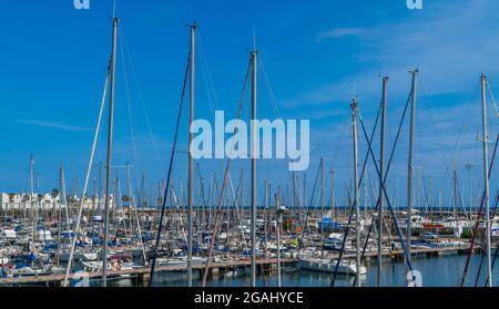 Panoramablick auf den Hafen von Barcelona mit Segelbooten Stockfoto