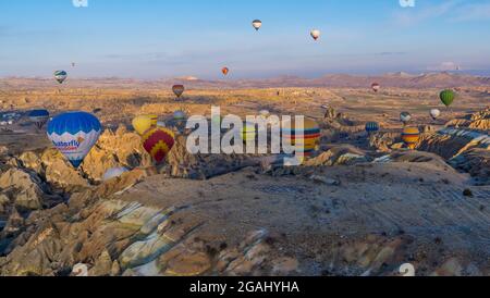 Heißluftballons fliegen über Ürgüp und märchenhafte Schornsteinlandschaften in Kappadokien, Türkei Stockfoto