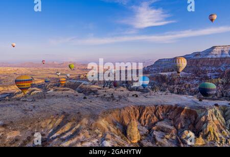 Heißluftballons fliegen über Ürgüp und märchenhafte Schornsteinlandschaften in Kappadokien, Türkei Stockfoto