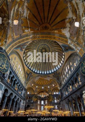 Türkei Istanbul Innenarchitektur die Lichter der Hagia Sophia oder genannt Aya Sophia, einer der meistbesuchten Orte in Istanbul. Spalte wird angezeigt Stockfoto