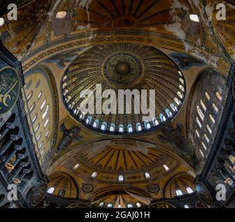 Türkei Istanbul Innenarchitektur die Lichter der Hagia Sophia oder genannt Aya Sophia, einer der meistbesuchten Orte in Istanbul. Spalte wird angezeigt Stockfoto