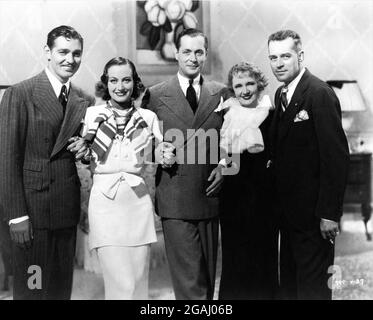 CLARK GABLE JOAN CRAWFORD ROBERT MONTGOMERY BILLIE BURKE UND DIRECTOR W.S. VAN DIKE auf dem Set offen Porträt während der Dreharbeiten von FORSAKING ALL OTHERS 1934 Regisseur W.S. VAN DIKE spielen Frank Cavett und Edward Barry Roberts Drehbuch Joseph L. Mankiewicz kleiden Gilbert Adrian Metro Goldwyn Mayer Stockfoto