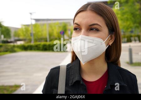 FFP2-Schutzmaske. Nahaufnahme einer jungen Frau mit medizinischer Gesichtsmaske auf der Straße als Prävention und Schutz. Stockfoto