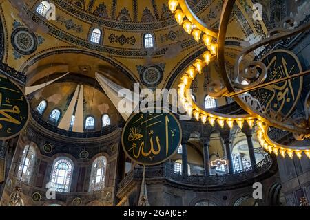 Türkei Istanbul Innenarchitektur die Lichter der Hagia Sophia oder genannt Aya Sophia, einer der meistbesuchten Orte in Istanbul. Spalte wird angezeigt Stockfoto