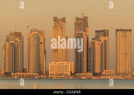 Dubai, Vereinigte Arabische Emirate - 2. November 2019: Moderne Immobilienentwicklung am Dubai Creek Hafen in Dubai. Stockfoto