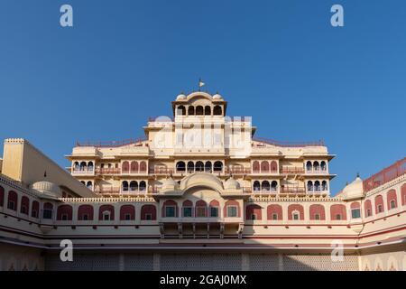 Rajasthan, Indien - 2. Dezember 2019:schöne Außenfassade des Chandra Mahal Palastes in Jaipur, Indien. Stockfoto