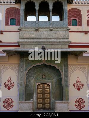 Rajasthan, Indien - 2. Dezember 2019: Wunderschön geschnitzte und bunt bemalte Türen im City Palace Jaipur in der rosa Stadt Jaipur in Rajasth Stockfoto