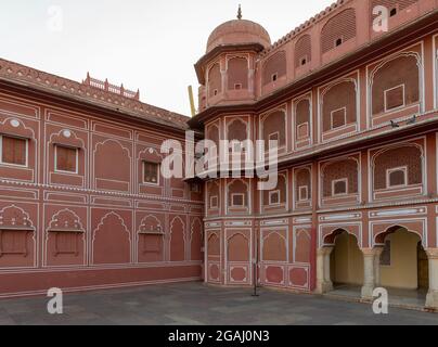 Rajasthan, Indien - 2. Dezember, 2019: Ein Abschnitt des Hofes und es ist rund rosa Außenwände des City Palace Jaipur in der rosa Stadt Stockfoto