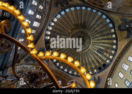 Türkei Istanbul Innenarchitektur die Lichter der Hagia Sophia oder genannt Aya Sophia, einer der meistbesuchten Orte in Istanbul. Spalte wird angezeigt Stockfoto