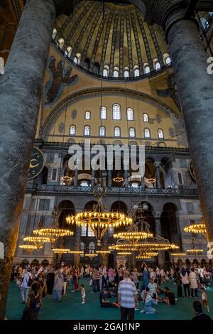 Türkei Istanbul Innenarchitektur die Lichter der Hagia Sophia oder genannt Aya Sophia, einer der meistbesuchten Orte in Istanbul. Spalte wird angezeigt Stockfoto