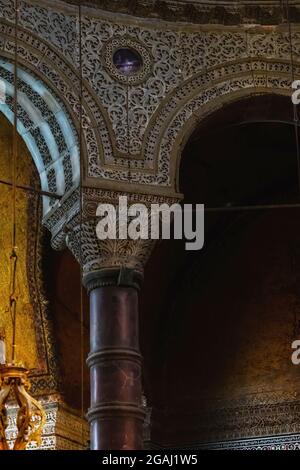 Türkei Istanbul Innenarchitektur die Lichter der Hagia Sophia oder genannt Aya Sophia, einer der meistbesuchten Orte in Istanbul. Spalte wird angezeigt Stockfoto