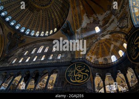 Türkei Istanbul Innenarchitektur die Lichter der Hagia Sophia oder genannt Aya Sophia, einer der meistbesuchten Orte in Istanbul. Spalte wird angezeigt Stockfoto