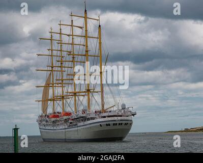 Poole Harbor, Großbritannien. Juli 2021. SV Golden Horizon ist ein fünfmastiger, stählerner, mit Barque getakelter Hochschiff, das als Kreuzfahrt genutzt werden soll Stockfoto